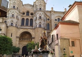 La Patrona de Málaga, junto a la Catedral, en dirección a la iglesia de Santiago por calle San Agustín.