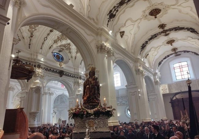 La Virgen de la Victoria en el interior de la parroquia de Santiago.