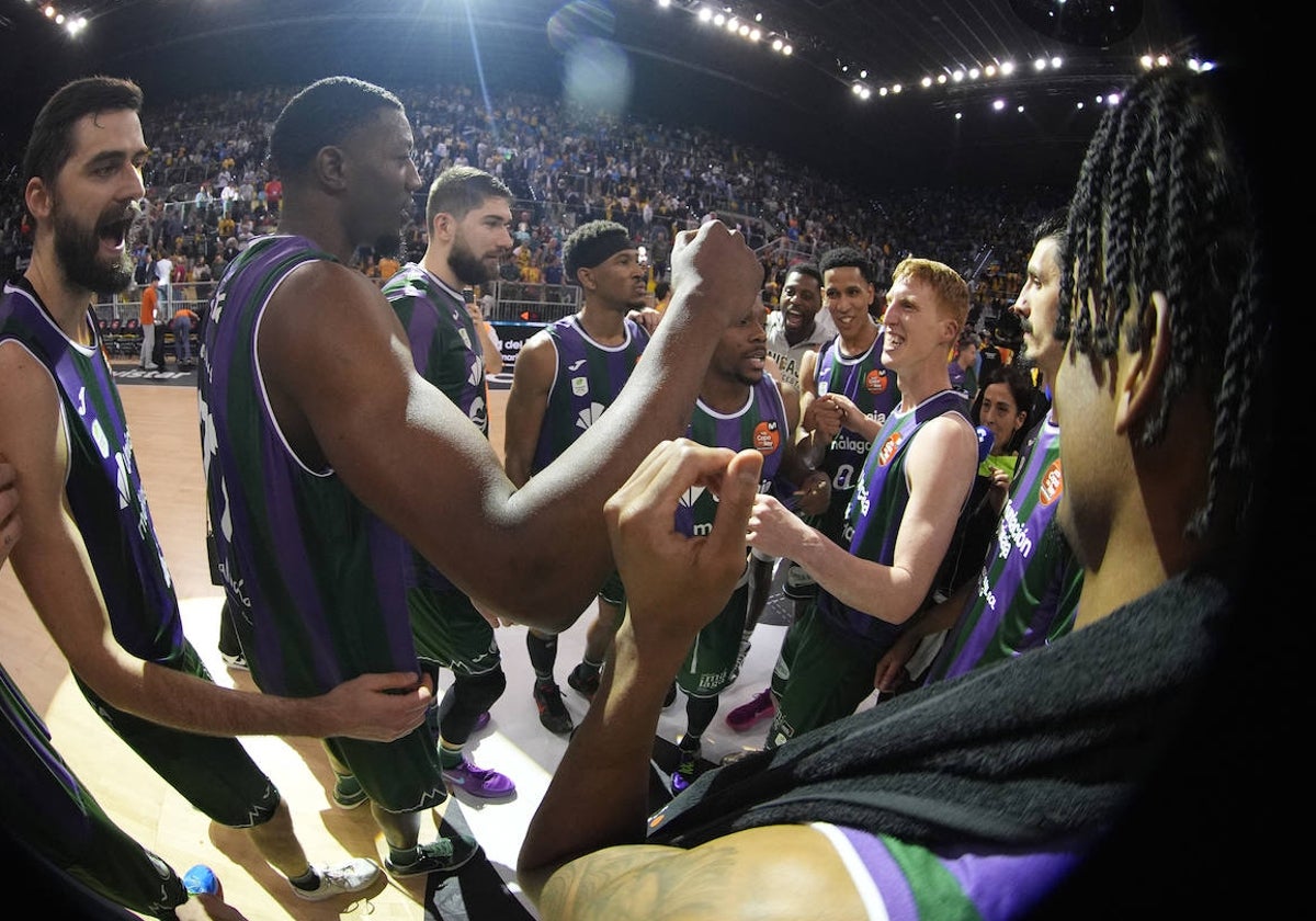 Los jugadores del Unicaja celebran la victoria ante el Tenerife.