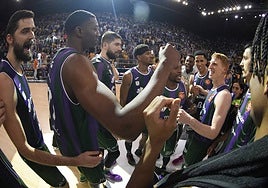 Los jugadores del Unicaja celebran la victoria ante el Tenerife.
