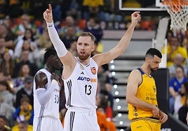 Musa celebra una canasta.