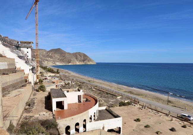 En obra. . Las grúas siguen instaladas 19 años después de que el juzgado determinara la paralización cautelar de la obra.