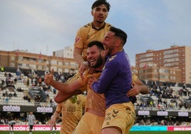 Kevin y Víctor García se suman a la celebración de Baturina tras un gol balsámico.