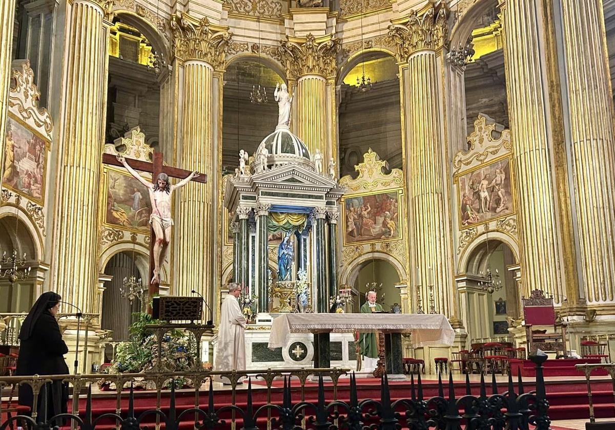 Impresionante foto del altar mayor de la Catedral, con el Crucificado de Pedro de Mena, en la misa principal de los domingos