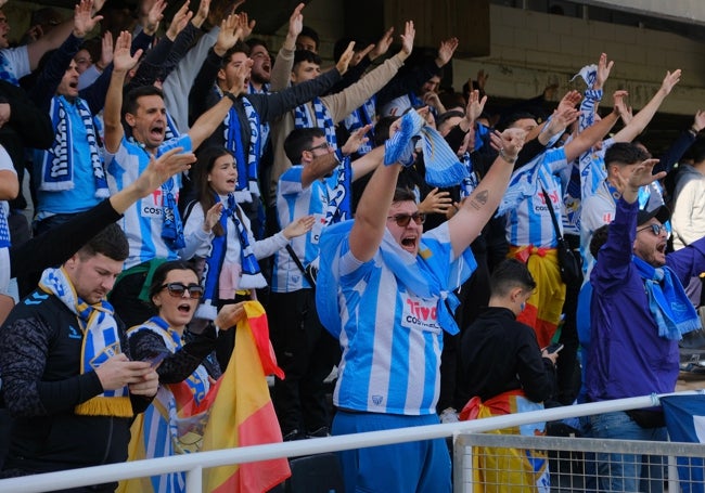 Aficionados del Málaga, animando al equipo blanquiazul.