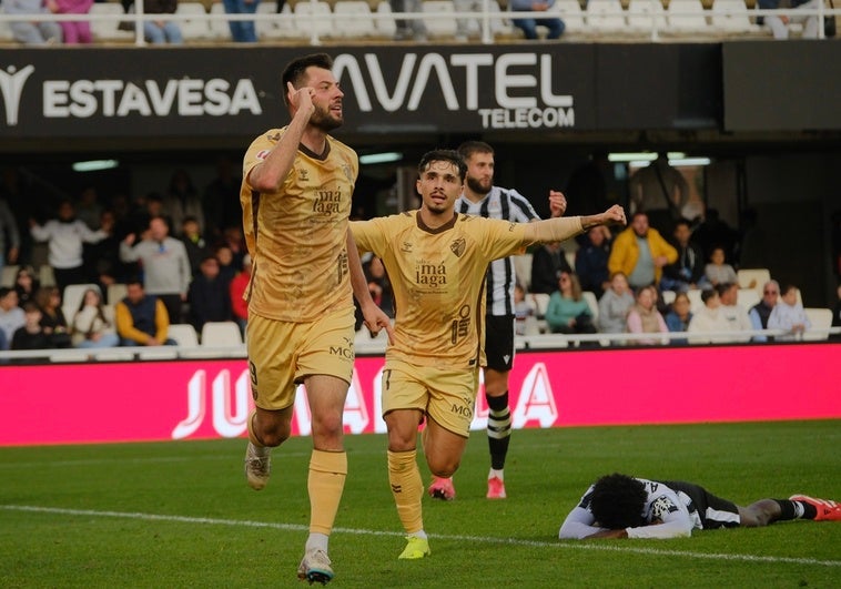 Baturina celebra su gol en el descuento frente al Cartagena, con Kevin corriendo tras él.