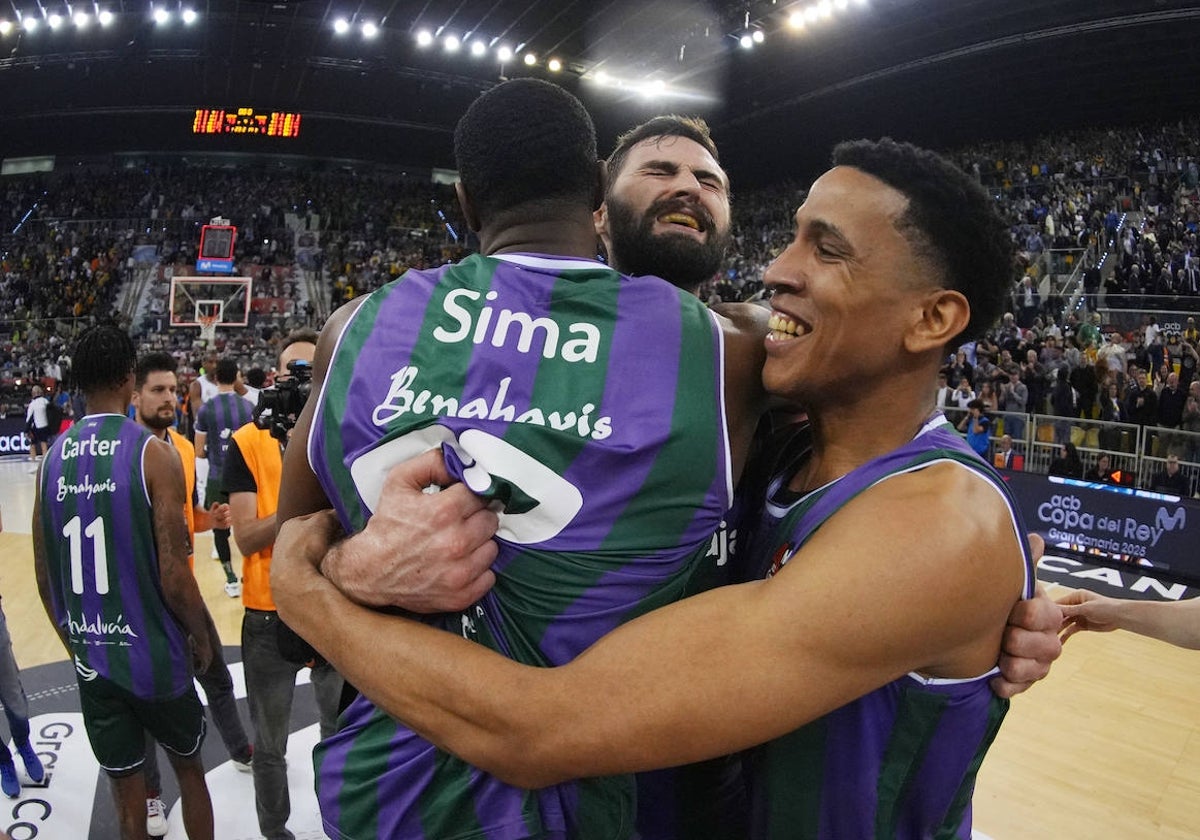 Sima, Kravish y Perez celebran el título.