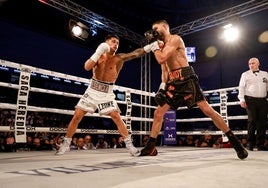 Samuel Molina golpea a su rival, el francés Sandy Messaoud, en un combate celebrado en el Martín Carpena.