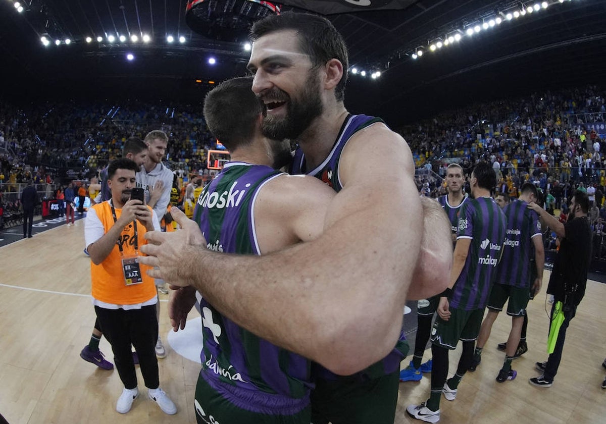 David Kravish es felicitado por Tyler Kalinoski tras el partido contra el Tenerife en la Copa.