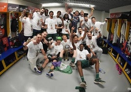 Los jugadores del Unicaja celebran el título de la Copa en el vestuario.