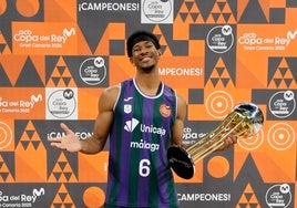 Kameron Taylor posa sonriente con el trofeo de campeón de la Copa del Rey