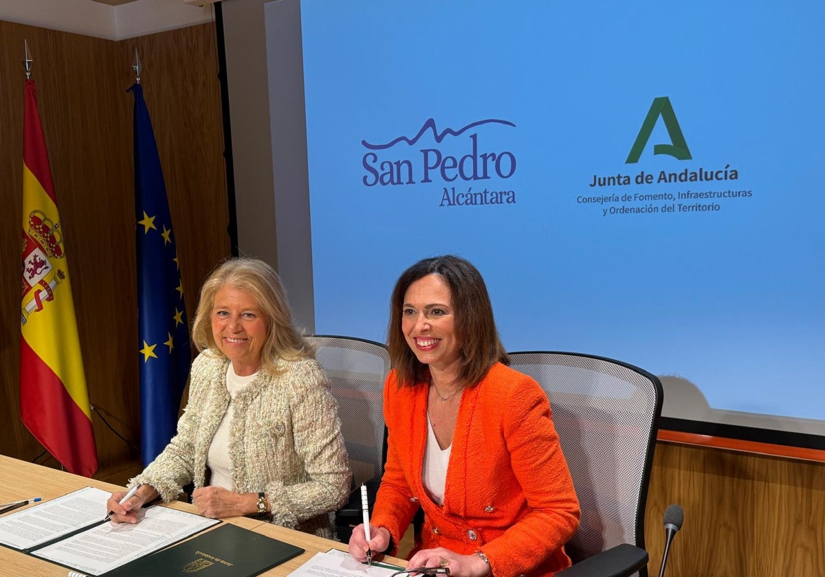 La alcaldesa de Marbella, Ángeles Muñoz, junto a la consejera de Fomento, Rocío Díaz.