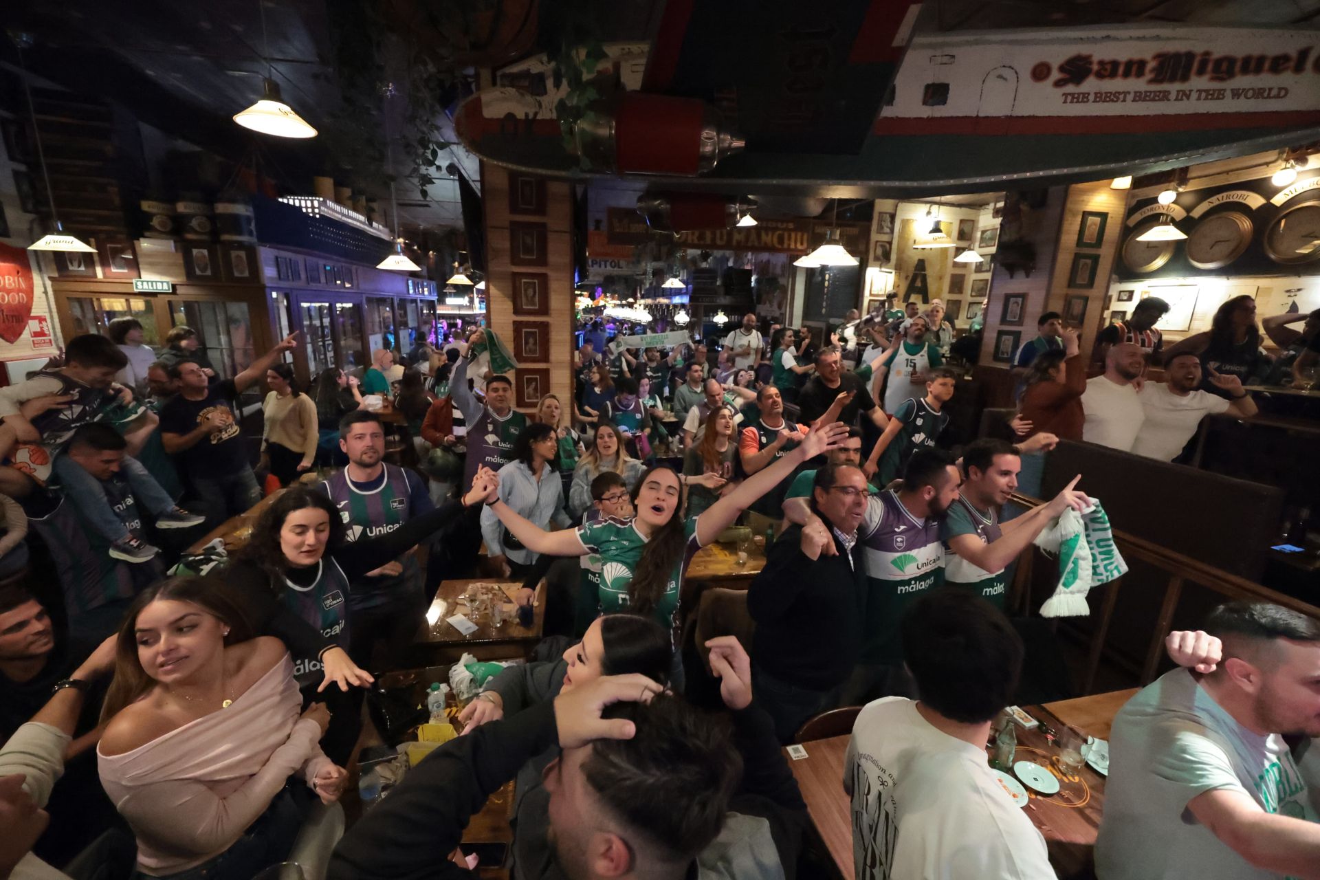 Celebración de los aficionados del título copero en el &#039;mini Carpena&#039;