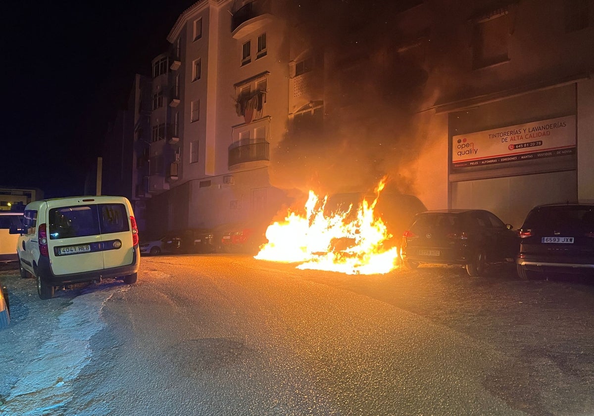 Imagen principal - Tres imágenes del incendio registrado esta pasada madrugada en la capital de la Axarquía.