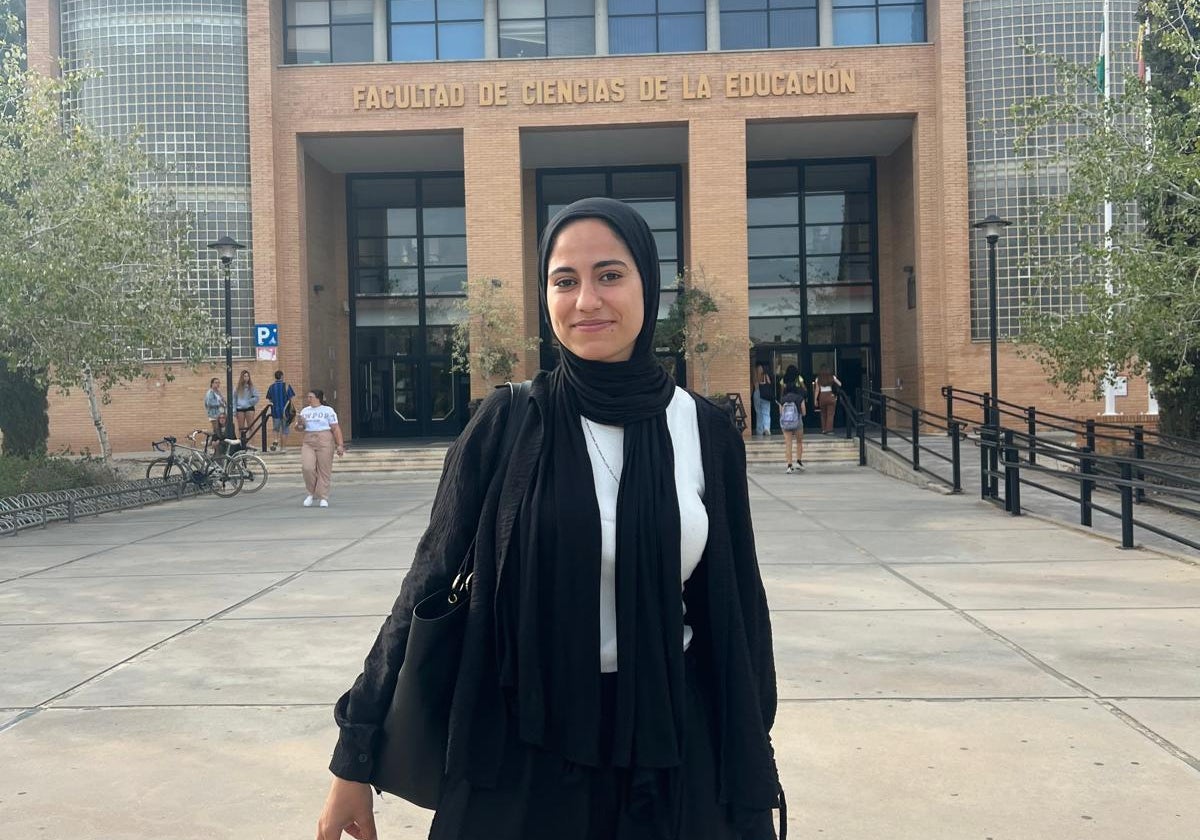 Leena Siyam, en la puerta de la Facultad de Educación de la UMA, donde estudia actualmente.