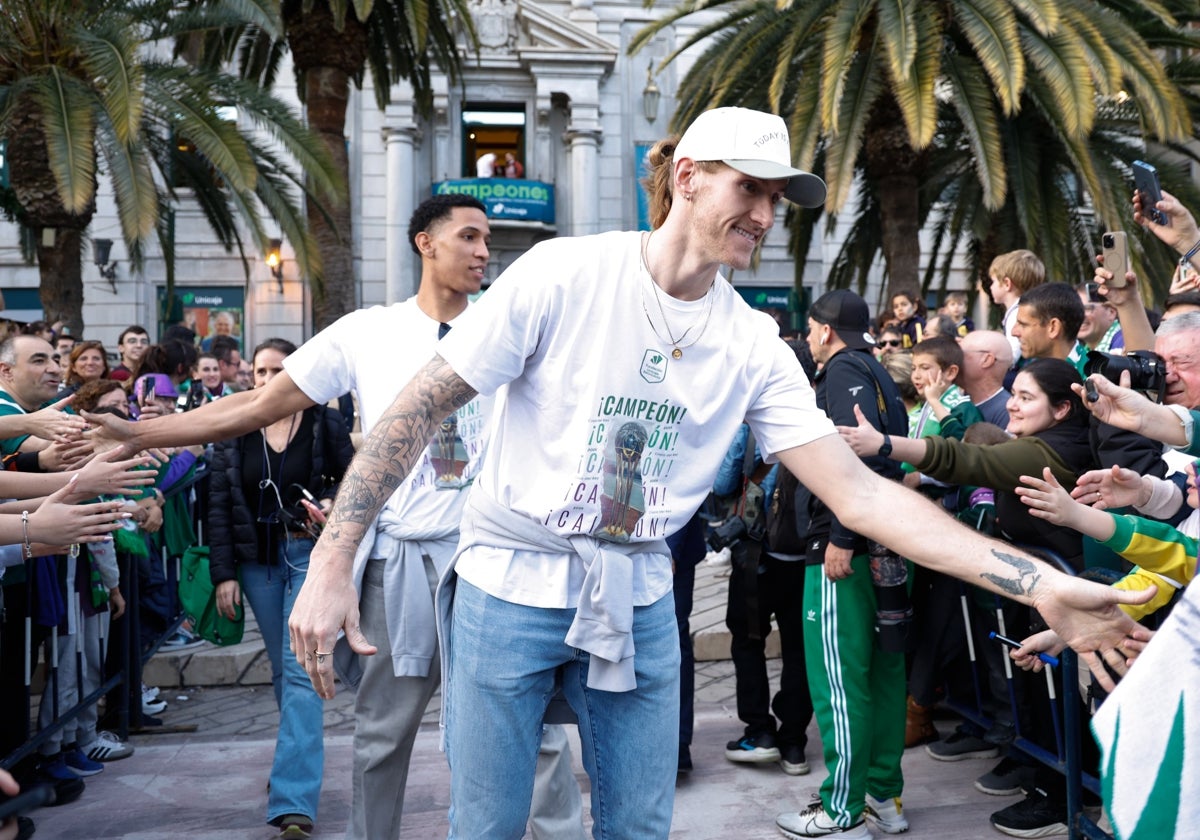 Osetkowski saluda a los aficionados delante de la sede de Unicaja Banco.