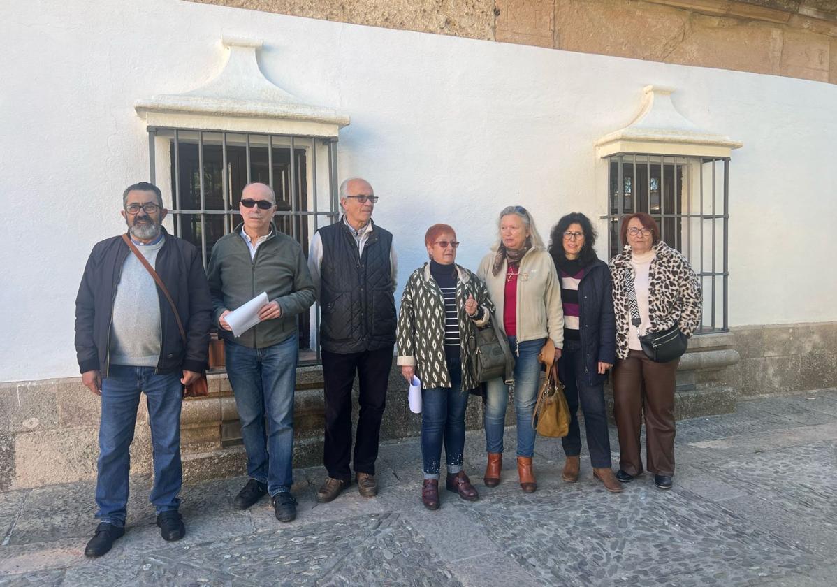 Miembros de la Plataforma, este lunes, junto al Ayuntamiento de Ronda.