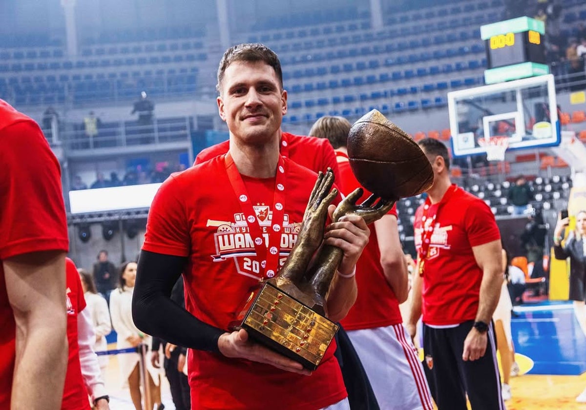 El excajista Nemanja Nedovic posa con la Copa Korac ganada al