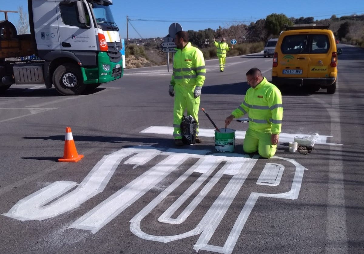 Trabajos de mantenimiento en las carreteras de la provincia.