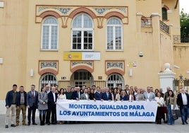 Alcaldes, concejales y dirigentes del PP, esta mañana, a las puertas de la Subdelegación.