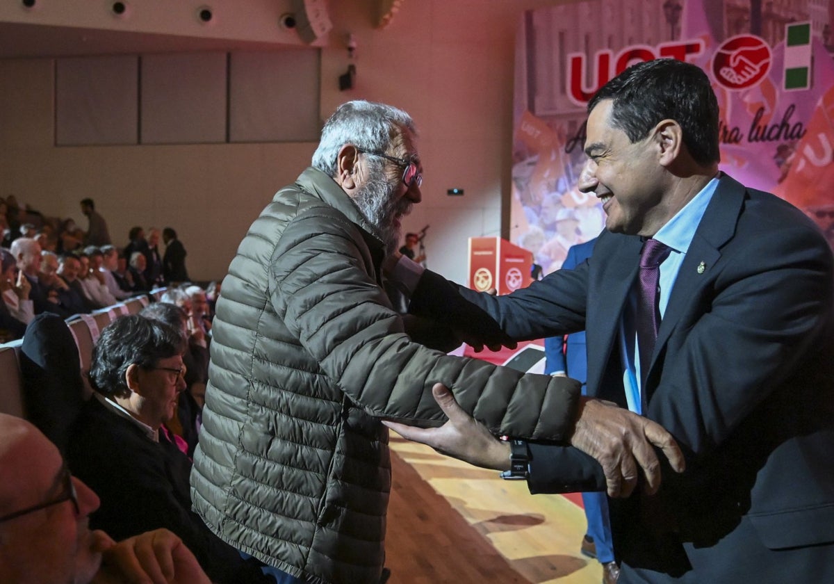 Juanma Moreno saluda al exsecretario general de UGT Cándido Méndez.