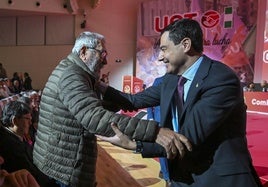 Juanma Moreno saluda al exsecretario general de UGT Cándido Méndez.