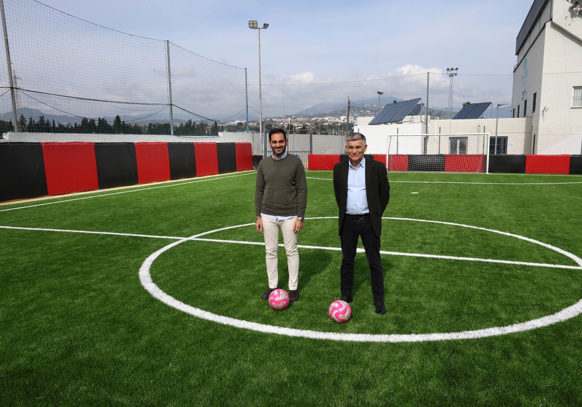 El teniente alcalde, Javier García y el edil de Deportes, Lisandro Vieytes en el campo de fútbol.