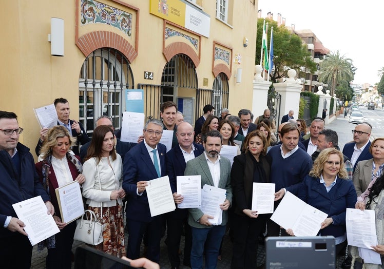 Los regidores muestran las cartas que enviarán a la ministra y el subdelegado.