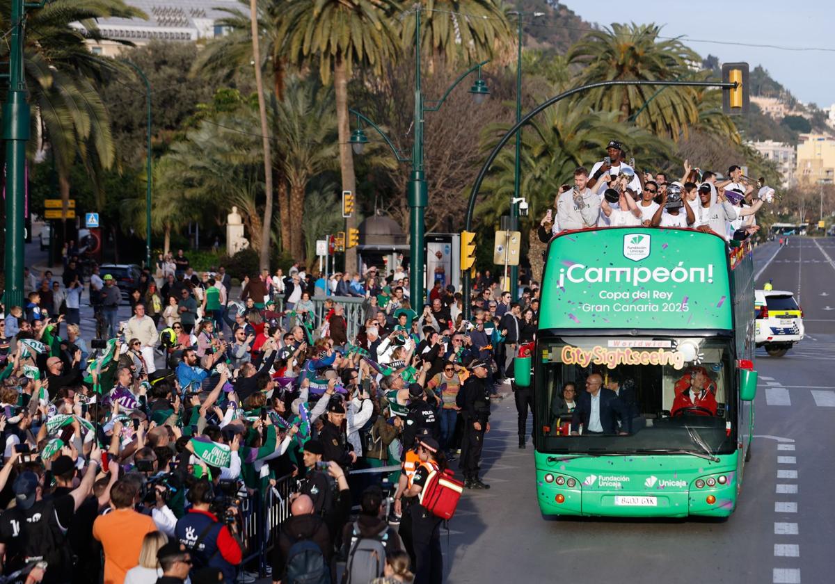 Los jugadores, durante la celebración este lunes en las calles del Centro.