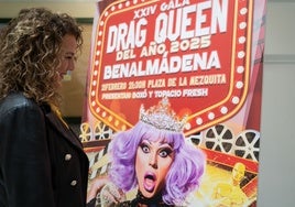 Yolanda Peña, concejala de Festejos y Tradiciones Populares, con el cartel de la Gala Drag Queen de Benalmádena.