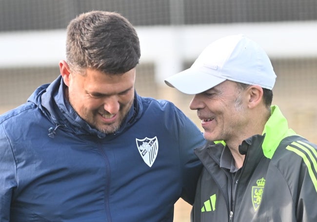 Los entrenadores de ambos equipos, Alejandro García y Garcés, se saludan.