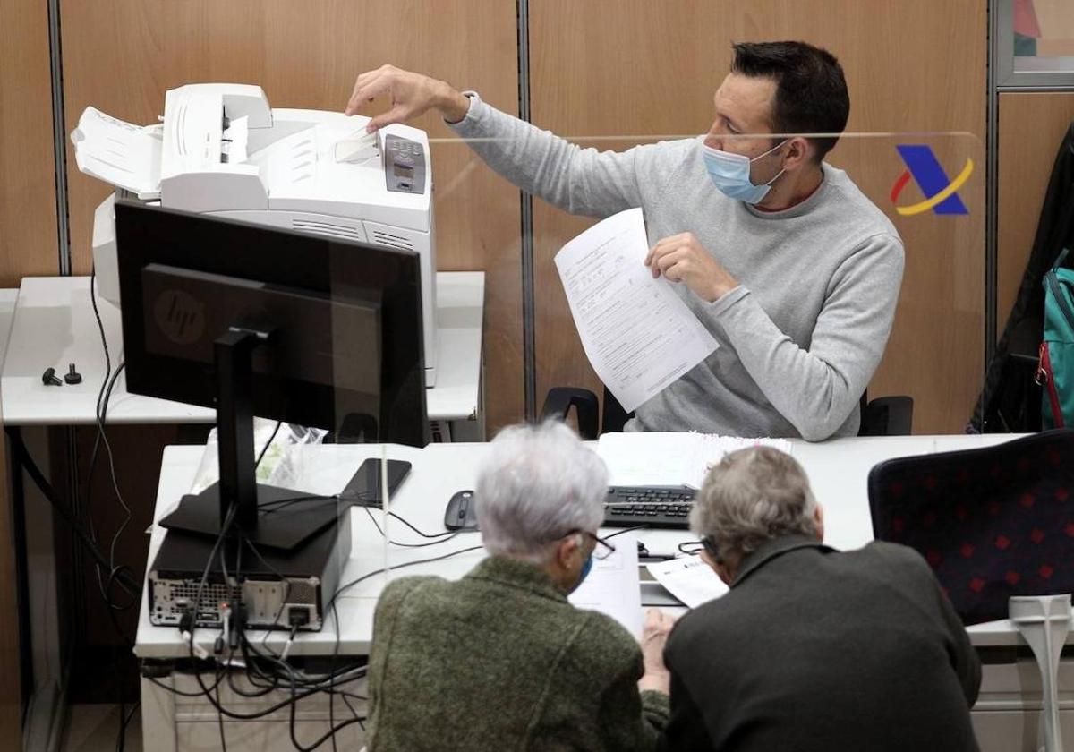 El PSOE propone que los funcionarios puedan jubilarse a los 72 años de forma voluntaria