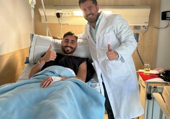 Luis Muñoz posa sonriente con el doctor Abel Gómez tras la intervención quirúrgica.