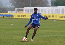 Moussa, durante un entrenamiento reciente con el Marbella.