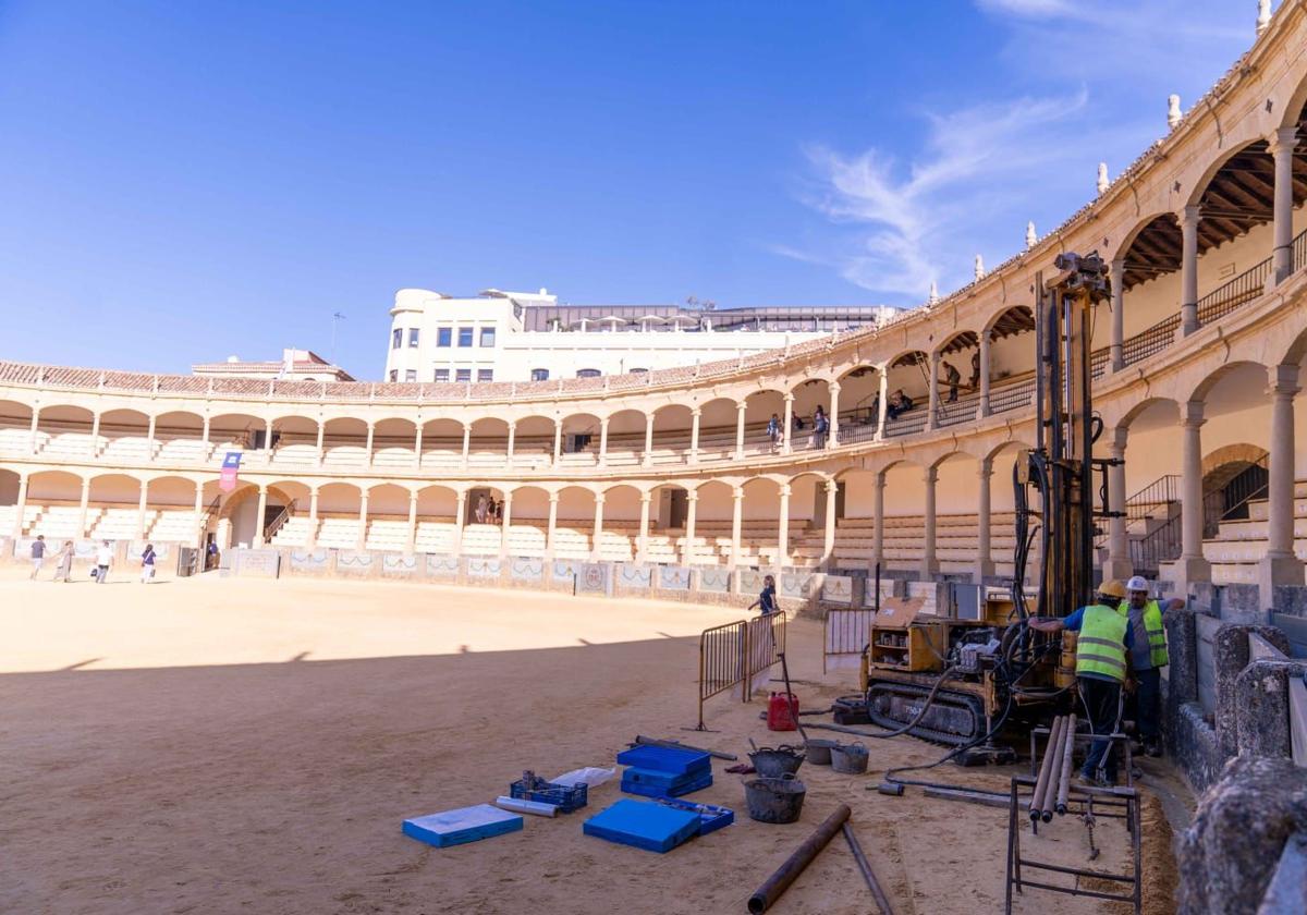 Trabajos previos para estudiar la situación que sufre la plaza, con problemas estructurales.