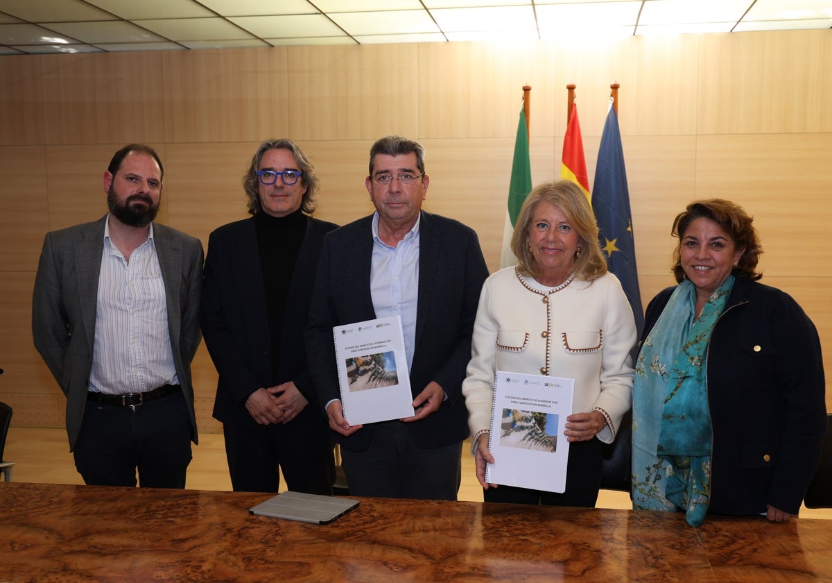 La alcaldesa, Ángeles Muñoz, presentó ayer junto a la Universidad de Málaga el estudio sobre las viviendas turísticas en la ciudad.