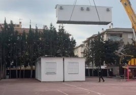 Imagen de los trabajos para la colocación de las aulas prefabricadas en el instituto de Torrox.