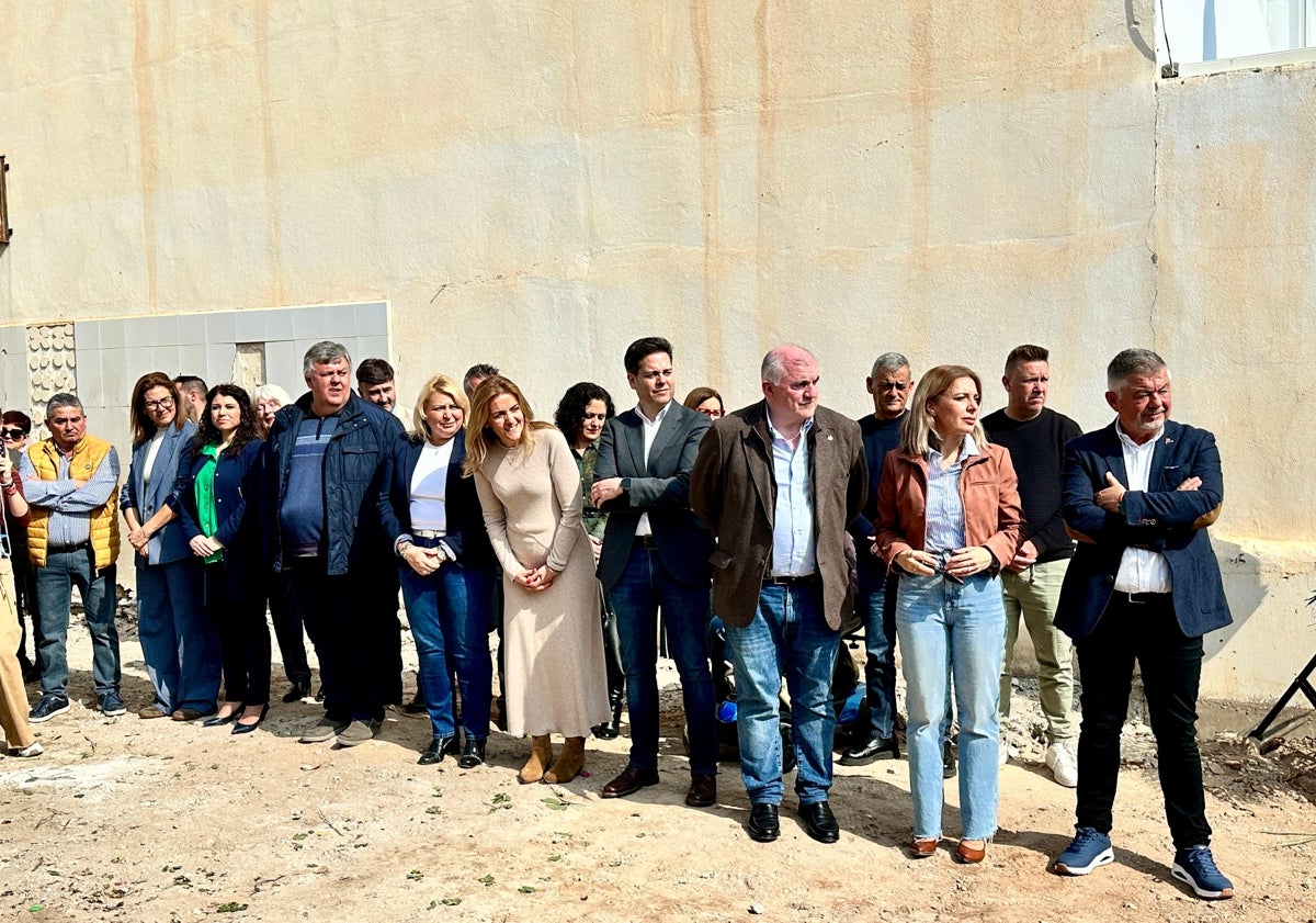 Imagen principal - Tres imágenes del acto de colocación de la primera piedra que ha tenido lugar este jueves en Nerja.