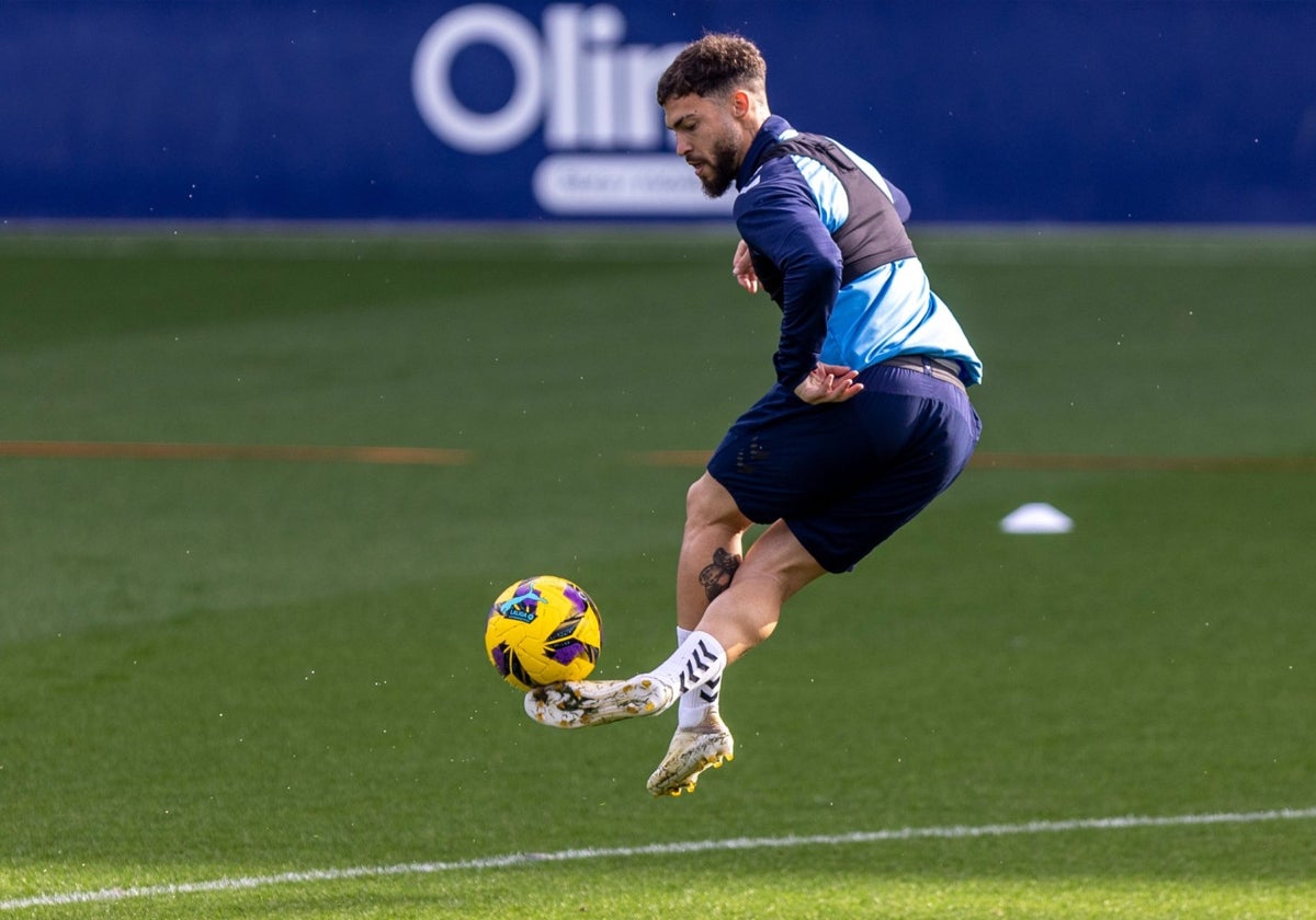 El lateral Dani Sánchez, en un entrenamiento reciente del equipo.