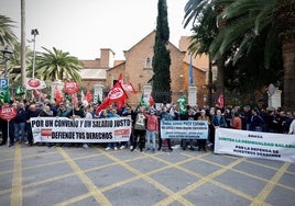 Inicio de la manifestación de este jueves, a las puertas del Hospital Noble.