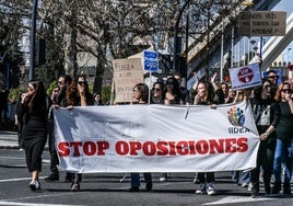 Interinos protestan este jueves, en Sevilla, contra la convocatoria de oposiciones este verano.