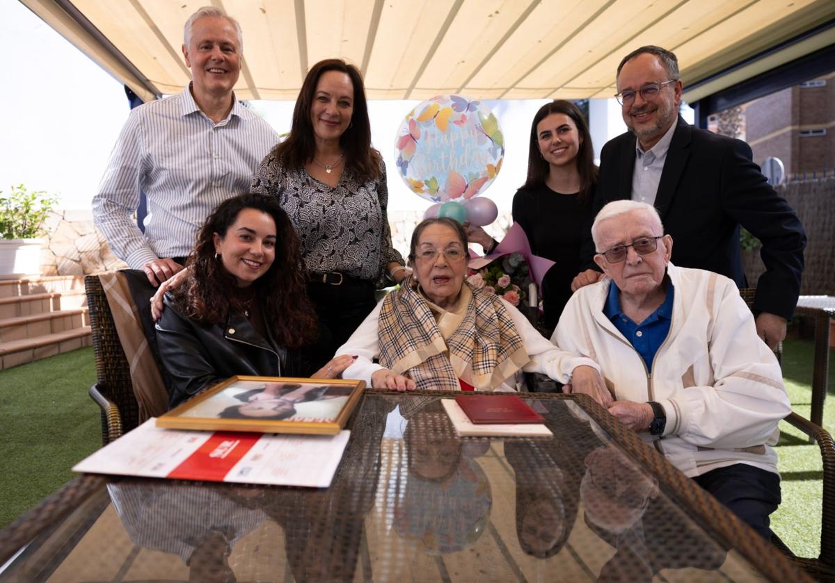 Joaquina González Marina, rodeada de su familia, celebrando su noventa cumpleaños este miércoles en Benalmádena.