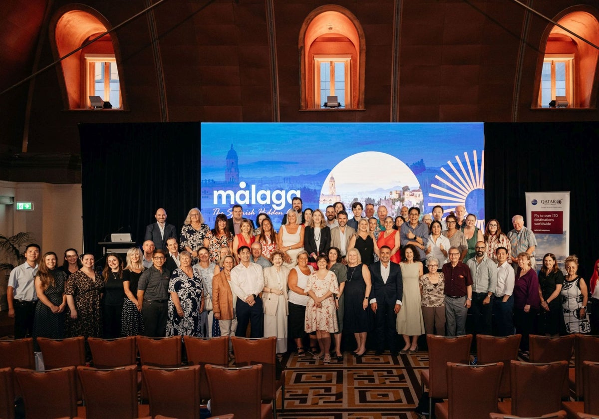 Florido, en el centro, tras la presentación de Málaga en Sydney.