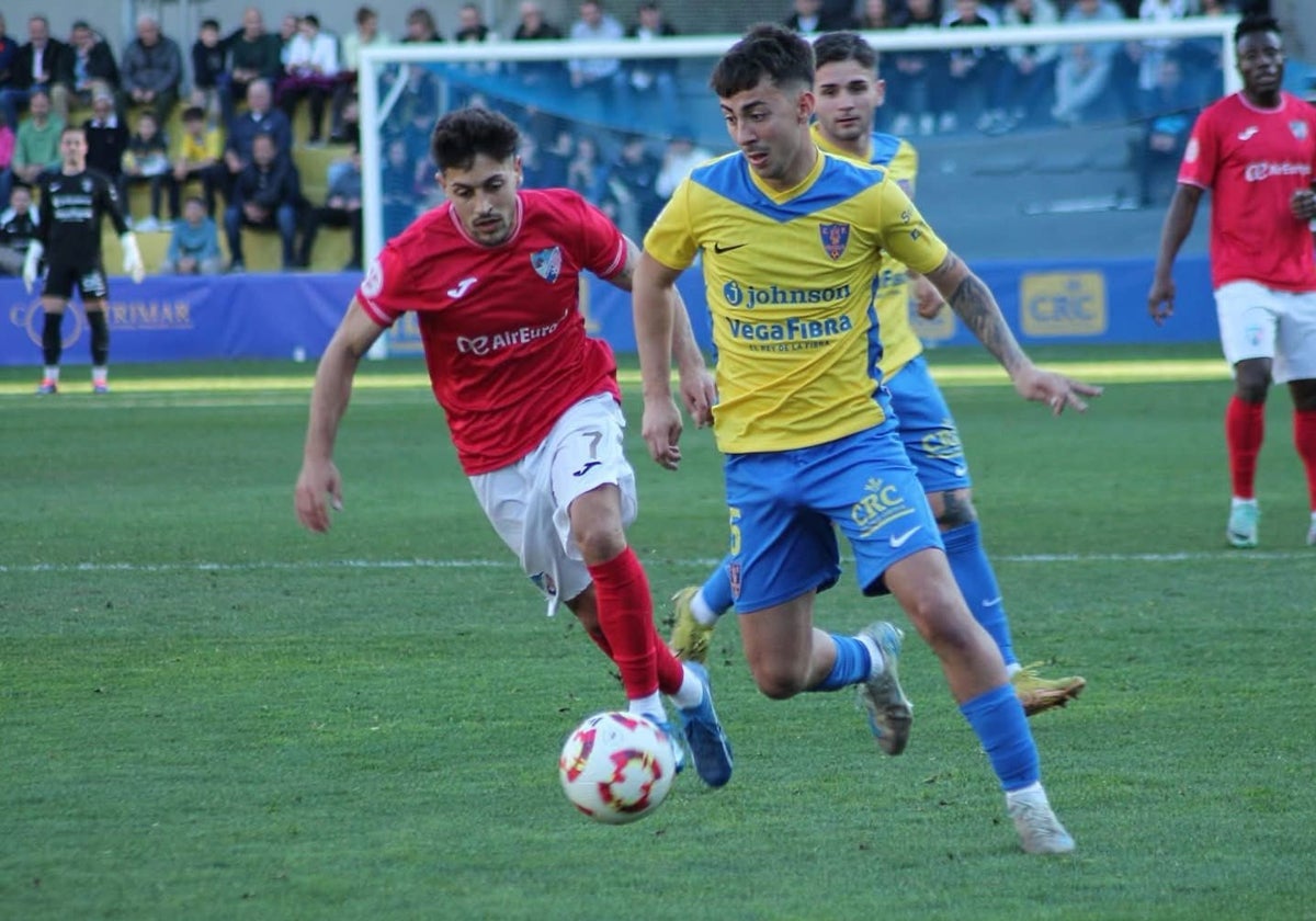 Ramón Blázquez, del Estepona, busca arrebatar el balón a un futbolista del Orihuela.