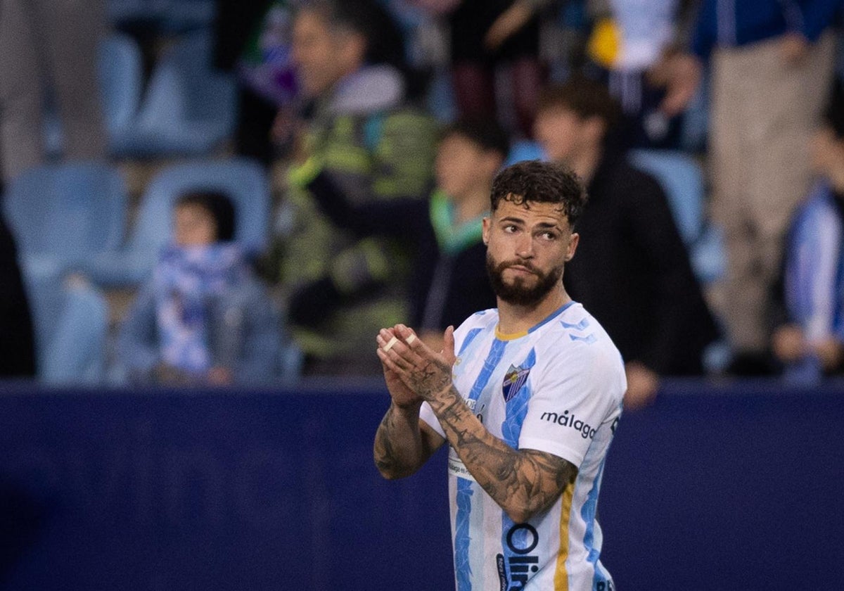 Dani Sánchez aplaude tras una acción del partido frente al Tenerife.