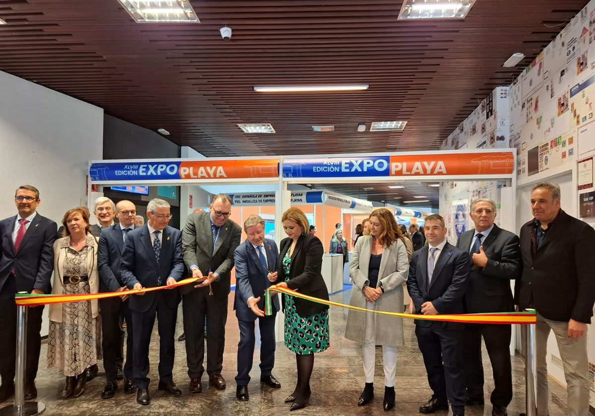 Norberto del Castillo, con el presidente de la Diputación, el consejero de Turismo, la alcaldesa de Torremolinos y representantes de instituciones y la patronal, en el corte de cinta de Expoplaya 2025.