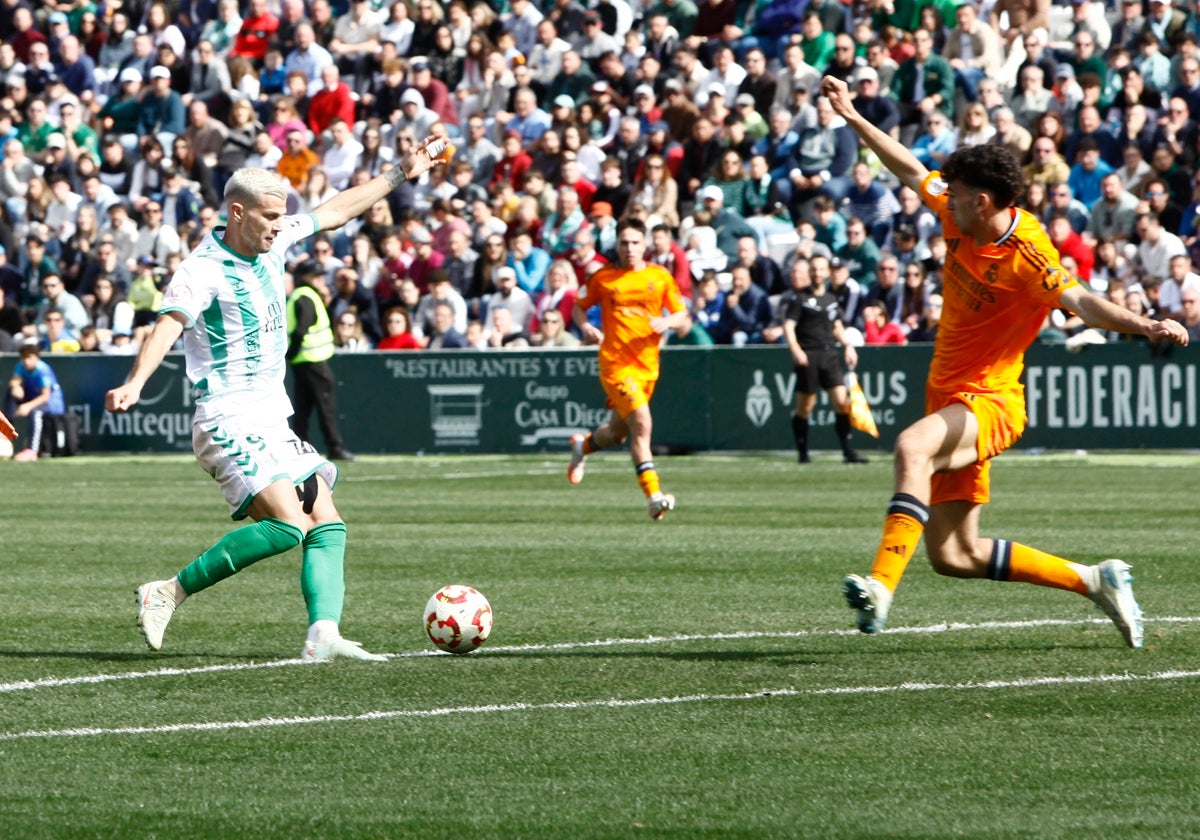 Samuele Longo busca regatear al defensa del Real Madrid Castilla.