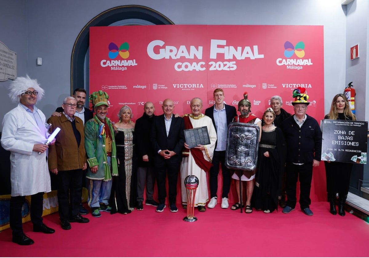 Foto de familia de autoridades, miembros de la fundación y Unicaja antes de la final.