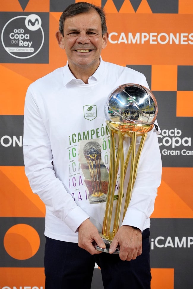 Rodríguez, sonriente con el trofeo de la Copa.