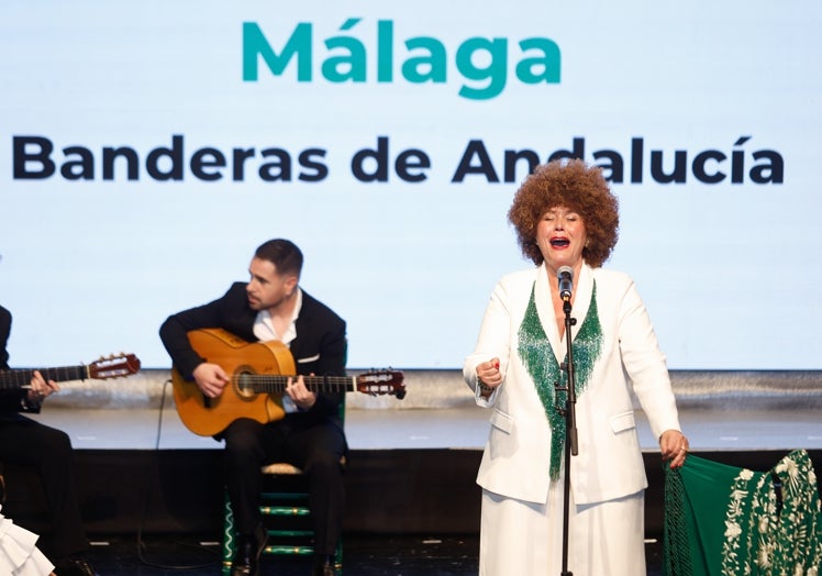 Encarni Navarro, interpretando el Himno de Andalucía.